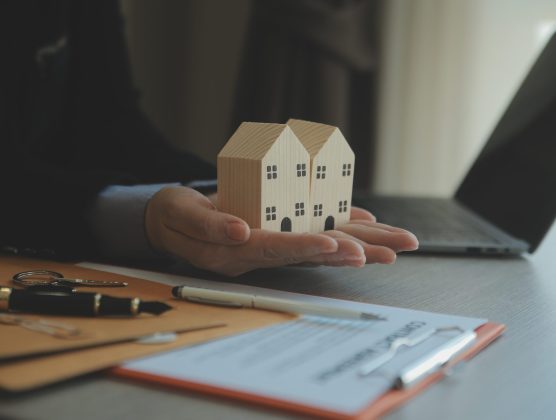 Real,Estate,Agent,And,Customer,Signing,Contract,To,Buy,House,